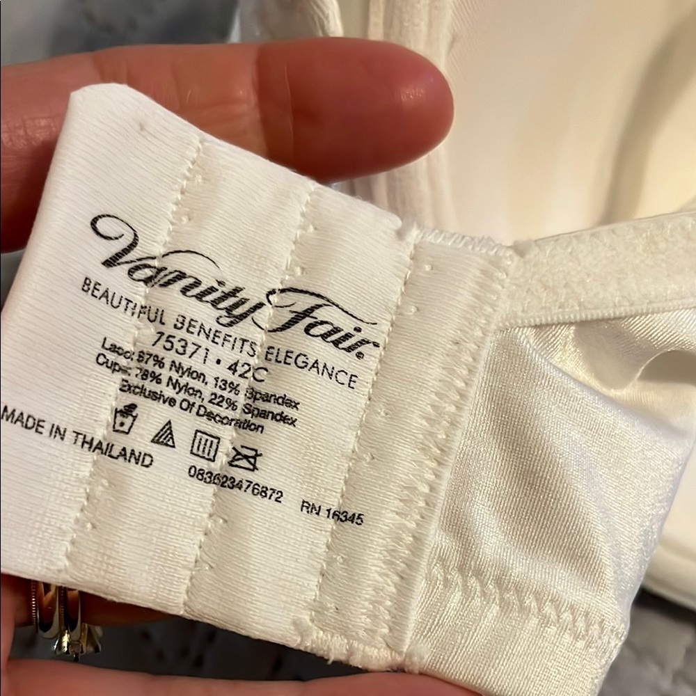 Vanity Fair White T-Shirt Bra with Adjustable Straps - Picture 8 of 9